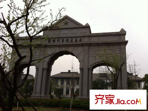 龍?jiān)窞懓吨苓吅泵佬g(shù)學(xué)院