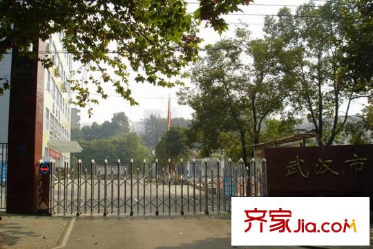 金鑫國際周邊魯巷中學(xué)大門