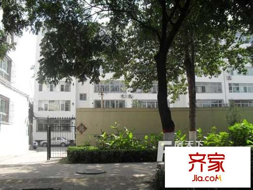 中國電子科技三十三研究所宿舍區(qū)外景圖電子科技三十三研究所宿舍區(qū) 