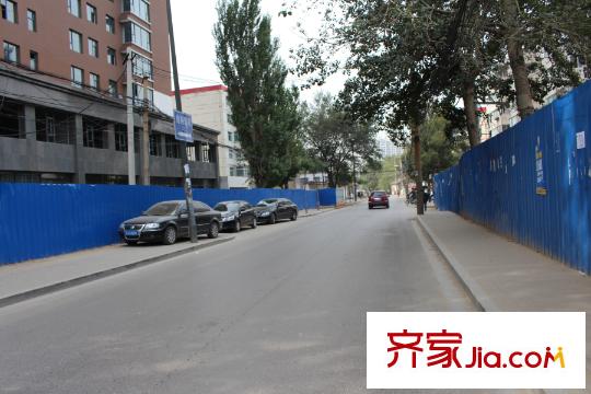 百德?尚景小區(qū)門(mén)口100米處的街道