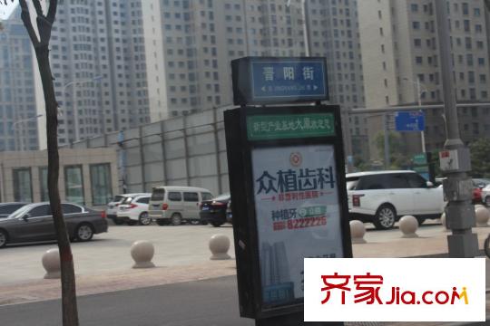 文錦世家小區(qū)500米處交通指示路牌