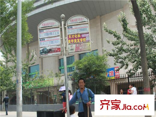 海棠公館周邊塢城南路晉陽(yáng)街口公交站