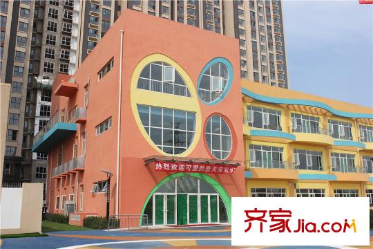 首開?國風(fēng)上觀小區(qū)內(nèi)部100米處幼兒園