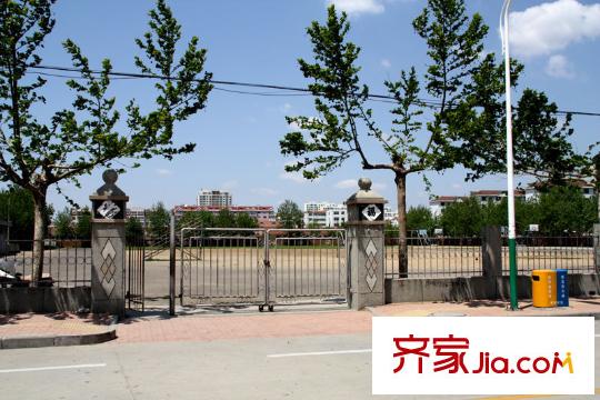 中國(guó)鐵建岸芷汀蘭周邊配套之運(yùn)動(dòng)場(chǎng)