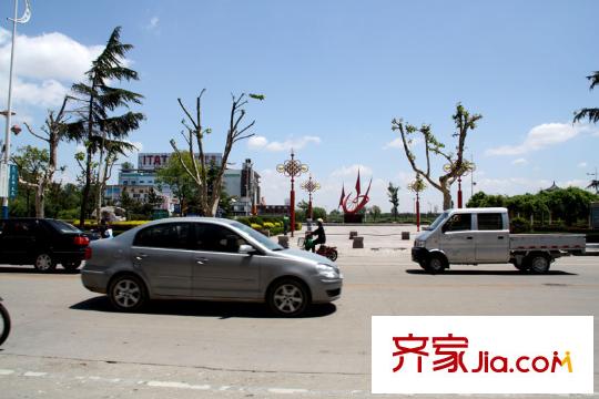 中國(guó)鐵建岸芷汀蘭周邊配套之龍海廣場(chǎng)