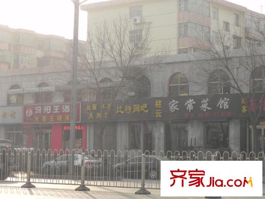 嘉怡國(guó)際麗都城小區(qū)南側(cè)家常菜館