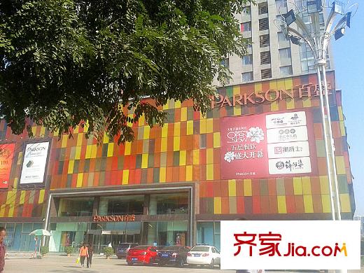 龍堡?綠洲周邊北側(cè)約2公里百盛購(gòu)物廣場(chǎng)