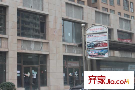 文錦世家小區(qū)向南400米處公交站牌