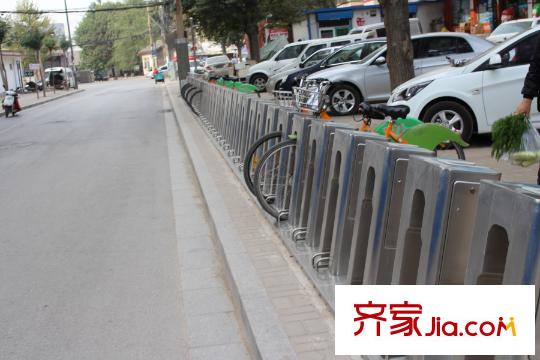 文錦世家小區(qū)向南500米處公交自行車(chē)點(diǎn)