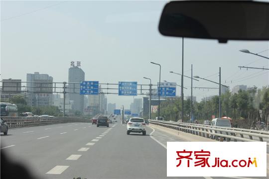 首開?國風(fēng)上觀小區(qū)門口500米處街道