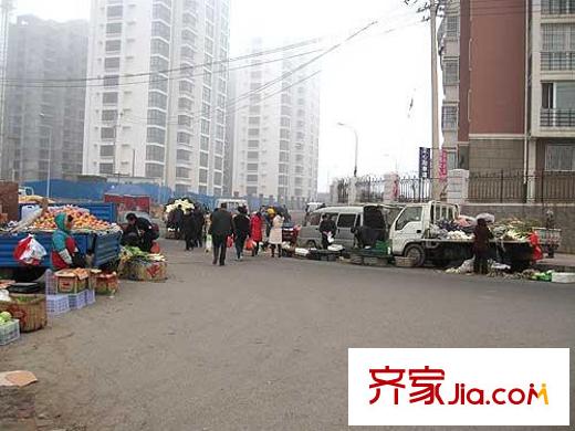 新海園品閣配套圖周邊配套之西邊不遠(yuǎn)處小市場上的流動攤位