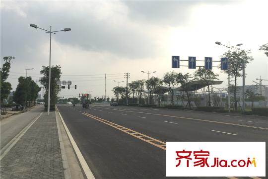 富力十號(hào)有軌電車站臺(tái)