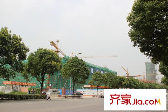 觀湖壹號(hào)小區(qū)西20米處在建的昆山第二中學(xué)（2015.7）