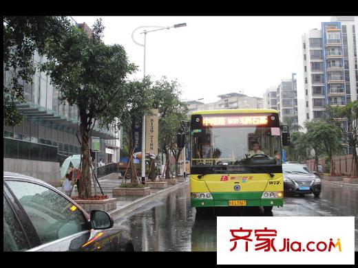 江山国际就在小区门口的公交站