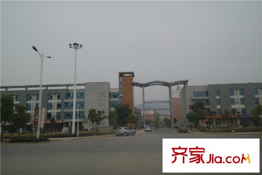 立德美林谷案場西側1000米的寶華鎮(zhèn)商業(yè)