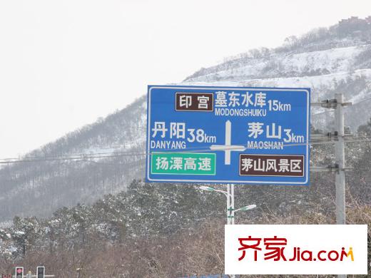 鴻德紫谷配套圖項(xiàng)目南面緊挨的路牌