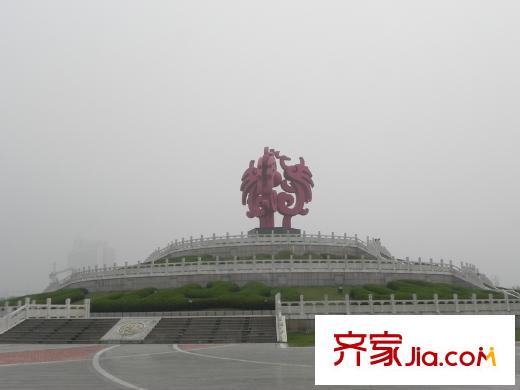 瀾郡配套圖項(xiàng)目北面的鳳凰廣場（2011.07）