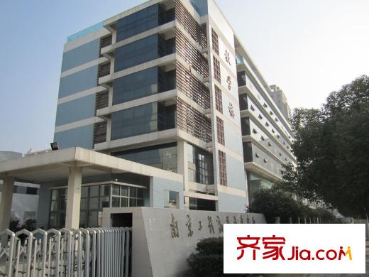 瑞鴻名邸配套圖項目北面的南京工程高等職業(yè)學(xué)校