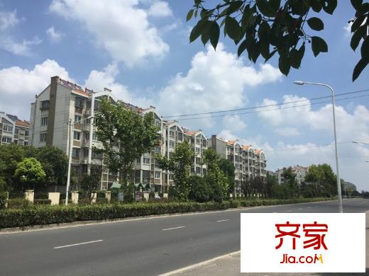 江畔人家外景圖