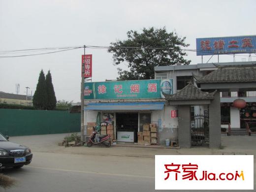 天鵝湖花園配套圖小區(qū)北側(cè)路對面30米商店（2010.6）