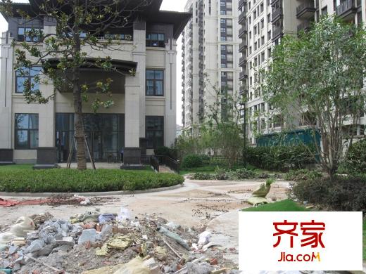 綠地新里紫峰公館實(shí)景圖社區(qū)中心綠化（2013-8-23）