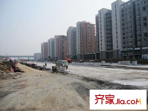 武夷水岸家園配套圖南區(qū)門口在修的馬路(2012.9.21)