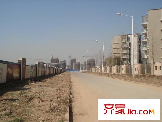 高科榮域項(xiàng)目北面的道路