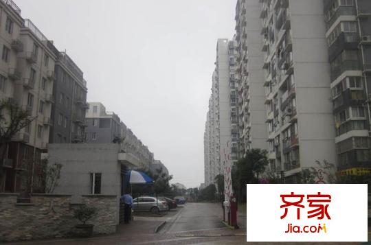 合家春天外景圖