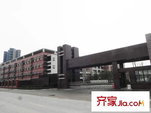 旭日愛上城1-4區(qū)配套圖項(xiàng)目四期南面的學(xué)校（2012.02）