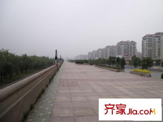明發(fā)濱江新城一期配套圖項(xiàng)目前面是長江（2010.05.28）