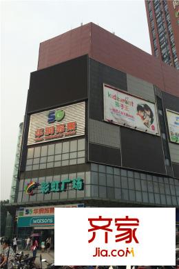 曉莊國際廣場底部的商業(yè)廣場（2015-08-21）