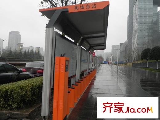 雨潤國際廣場項(xiàng)目南側(cè)50米處的公交站點(diǎn)（2012.12）