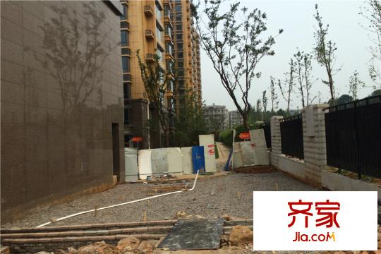 林景御園小區(qū)內(nèi)部綠化平整（2015-08-21）