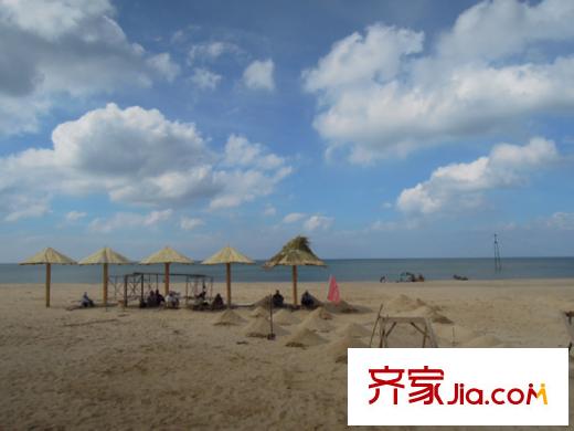 那香海國際旅游度假區(qū)沙灘上的海草棚
