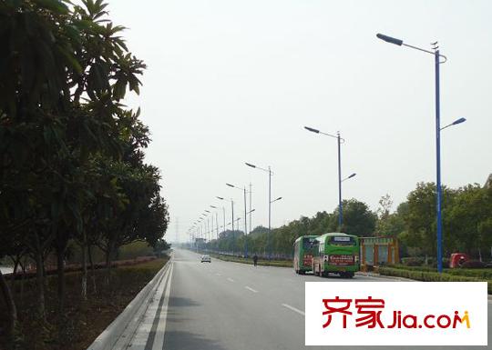 騁望驪都小區(qū)西邊弘景大道上公交站臺