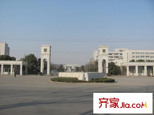 新城香溢紫郡項目東側(cè)緊挨的南京大學(xué)金陵學(xué)院