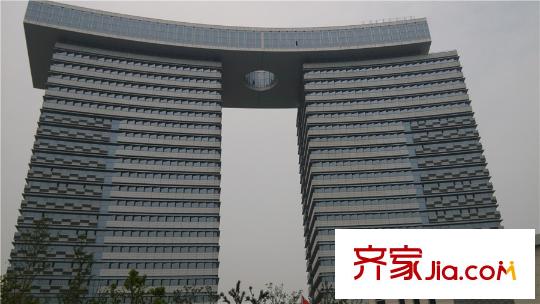 明發(fā)云庭距離項目1.2公里新城總部大廈