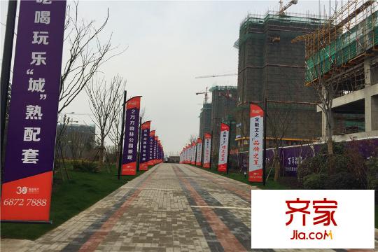 招商依云尚城整潔的工地外圍道路（2015-03-30）