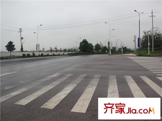 招商依云尚城售樓處門前道路