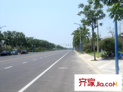 騁望七里楠花園項(xiàng)目門(mén)口馬路（2013-08-11）