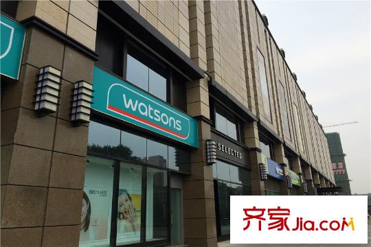中電頤和府邸項目北側100米的萬谷惠生活廣場