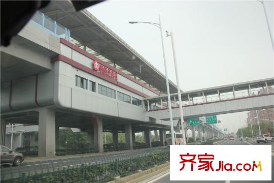 綠地新里悅峰公館項(xiàng)目東600米處地鐵站 2015.7.28