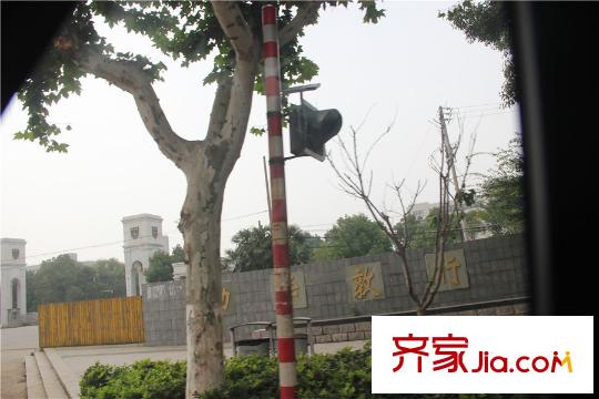 綠地新里悅峰公館項目南300米處南大分校 2015.7.28