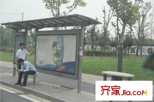 綠地新里悅峰公館項目東700米處公交站 2015.7.28