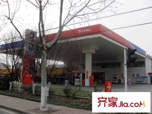 冠城大通藍(lán)郡距離項(xiàng)目400米處加油站（2012.3.21）