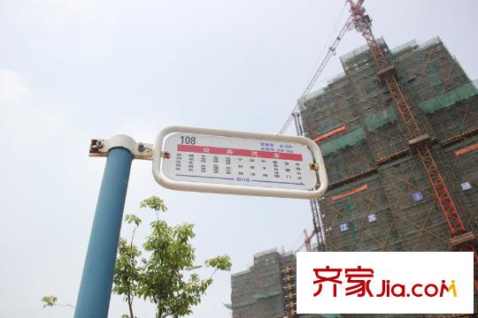 琥珀森林小區(qū)前公交