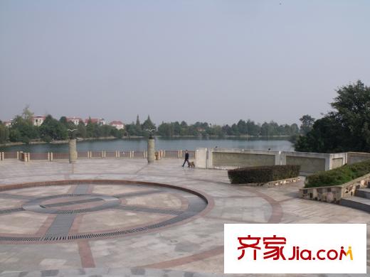 嶺南神韻直線距離100米雷鋒湖廣場(chǎng) 