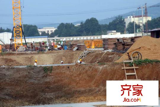 御景華庭正在打地基（20100810）