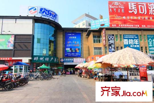 耀邦公館向北380米歡樂買超市