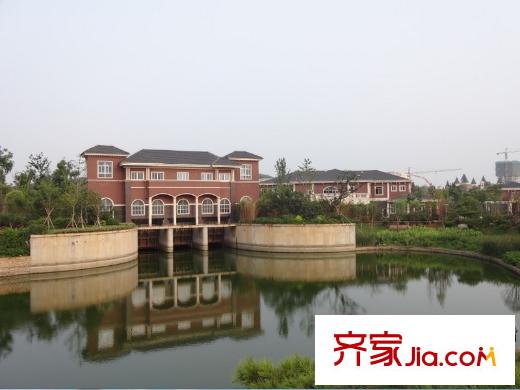 美的城項(xiàng)目西10米金龍湖